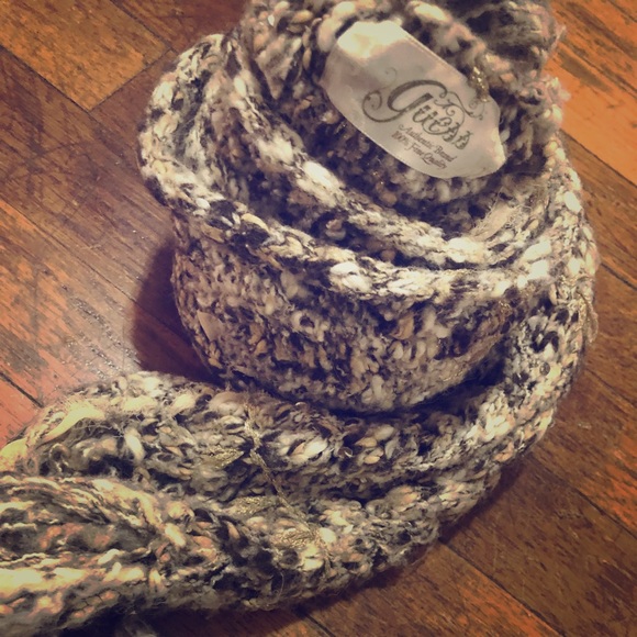 Guess Scarf - Picture 1 of 3